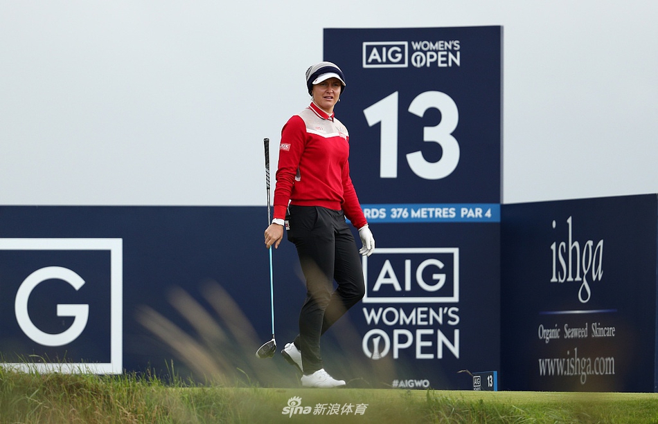 夕阳余晖洒在广阔的球道上，球员与球童的身影被拉长，结束了充满挑战又收获满满的一轮比赛。