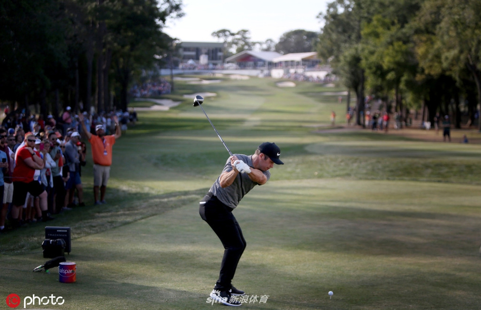 卢克·唐纳德在比赛中优雅挥杆，动作流畅而稳定，尽显前世界第一的扎实功底与古典风范。