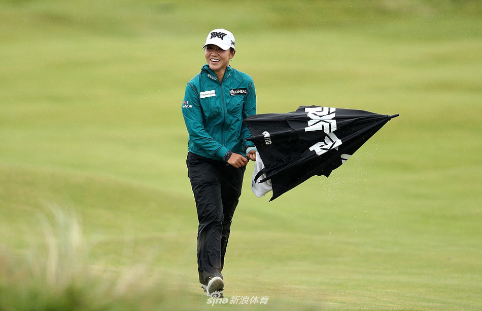 一位球员在长草中艰难寻找击球线路，坚韧的神情透露出绝不放弃的冠军之心。