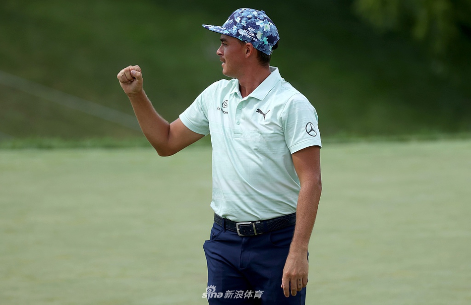 决赛轮关键洞，观众屏息凝神观看球员挑战果岭，赛场气氛紧张