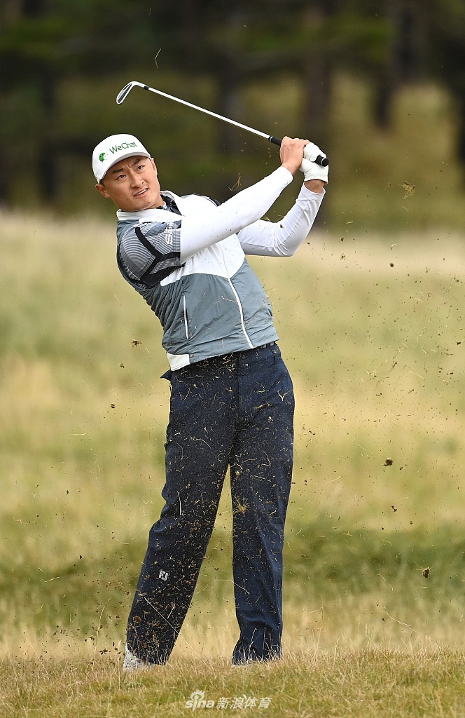 李昊桐在比赛中专注地观察推杆线路，果岭背景是典型的林克斯风貌