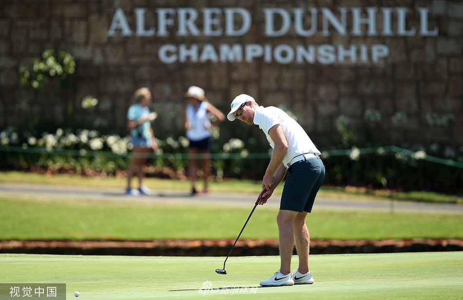 观众聚集在果岭周围，屏息凝神观看关键推杆