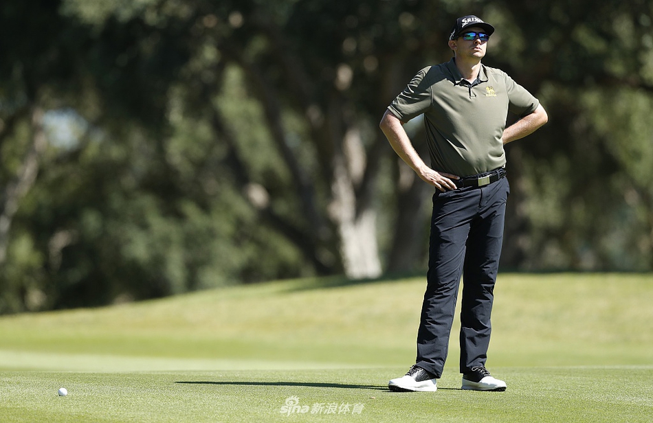 黄昏时分比赛继续,选手在暮色中完成挥杆,天空呈现紫红色渐变,赛场灯光初亮营造梦幻氛围