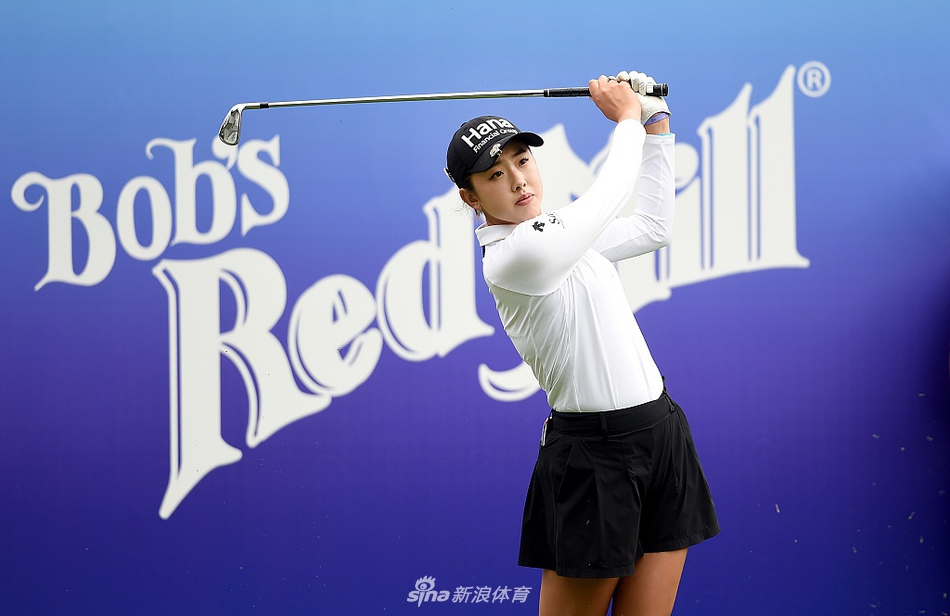 嘉比-洛佩兹大力开球瞬间，身体舒展如满弓力量迸发