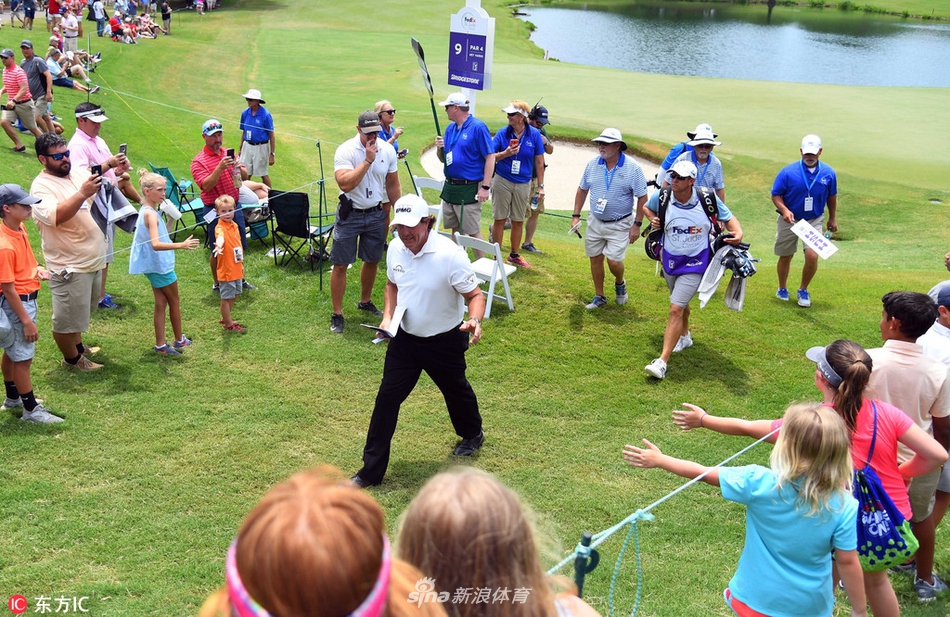 TPC南风球场第12洞全景，开阔的水域紧贴球道左侧，对球员的开球精确度提出了严峻考验。