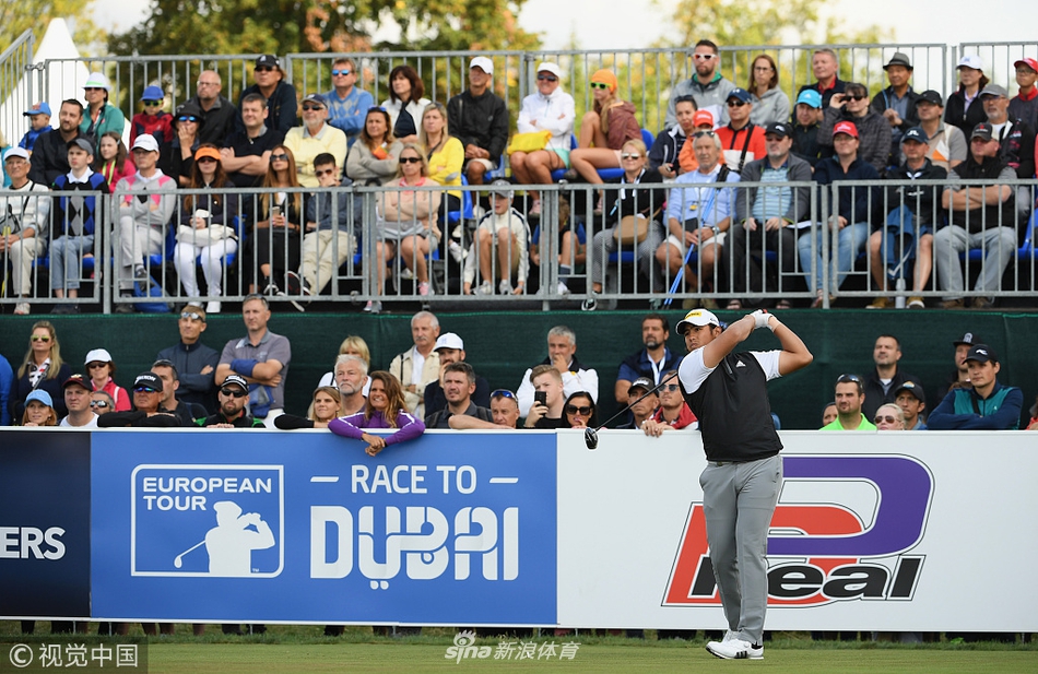 帕万与老将哈灵顿在比赛中友好同组竞技,两人在球道上并肩行走,交流心得。