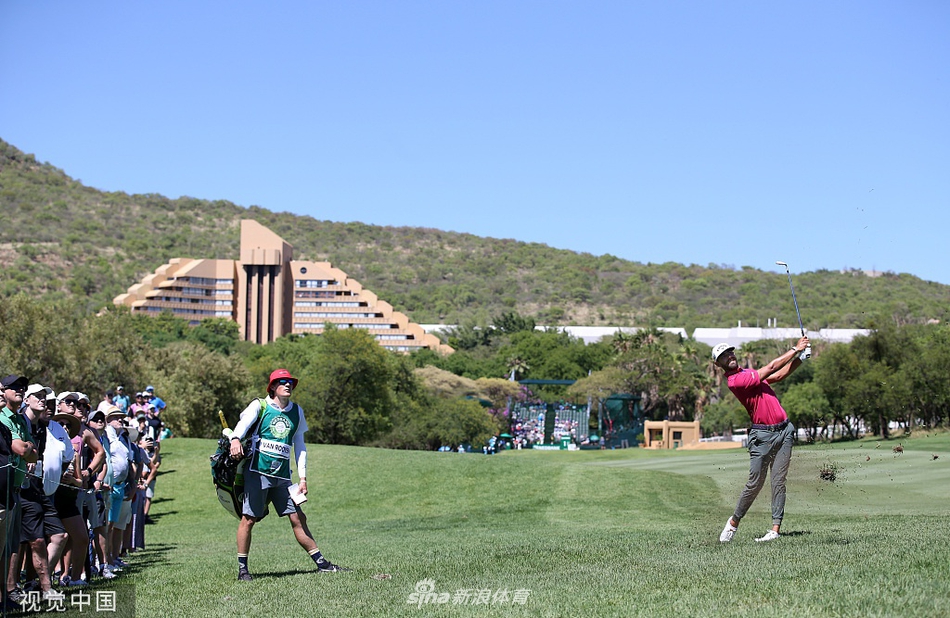赞德-伦巴在加里普莱尔乡村俱乐部的球道上从容挥杆，目光坚定地望向前方果岭。