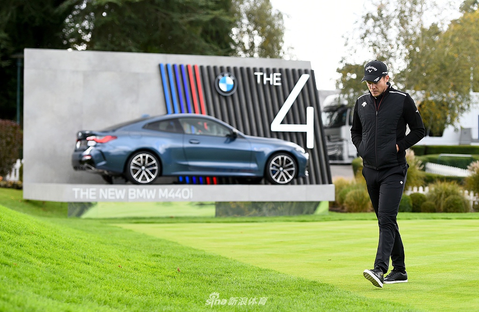 教练与球员在场边深入交流，手中的笔记本记录着关键调整要点