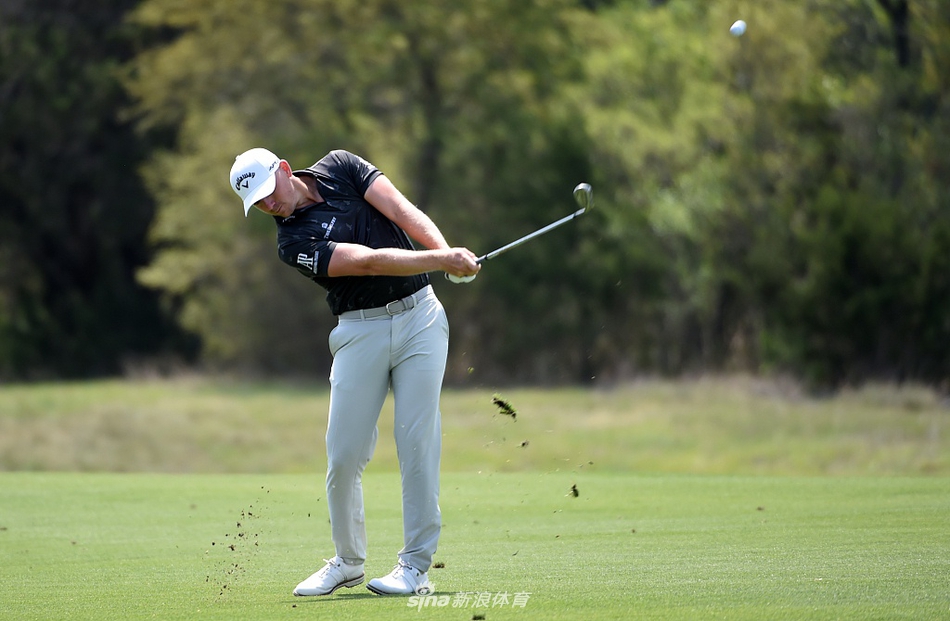 乔丹-斯皮思在果岭边沉着观察推杆线路,眼神中透露出对胜利的渴望。