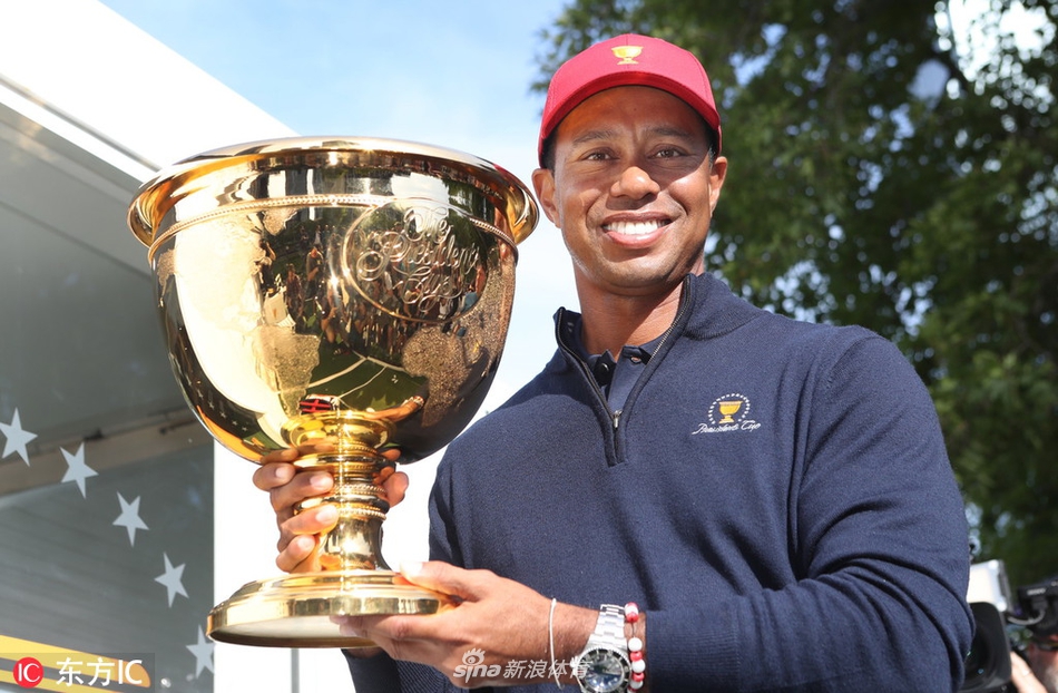 队长伍兹凝视远方，墨尔本的阳光下他肩负着球员与领袖的双重职责。