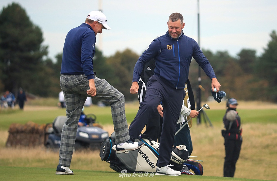 宽广的球道延伸向远方的海岸，展示了文艺复兴俱乐部壮丽的自然景观