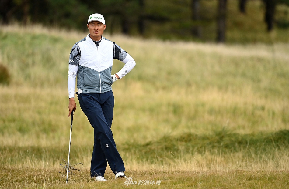 李-维斯特伍德在文艺复兴俱乐部球道上自信挥杆，眼神专注地望向远处果岭