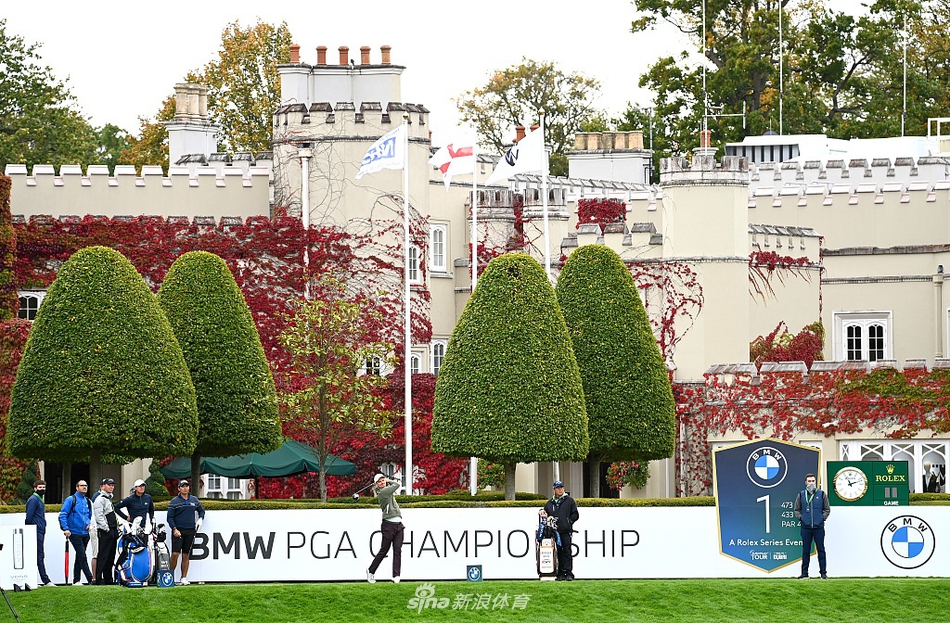 罗斯在练习轮中凝视远方，目光坚定，仿佛在思考下一杆的策略