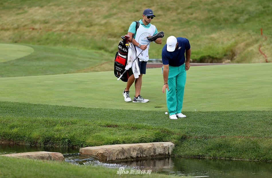 穆菲尔德山村球场全景，绿草如茵、水障环绕，尽显锦标赛球场风范
