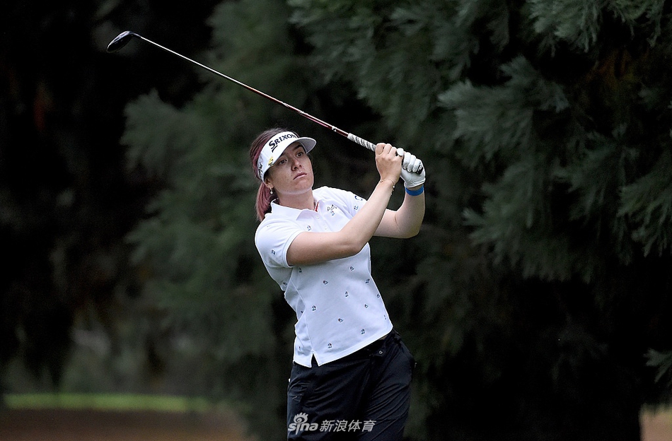 中国高尔夫球手刘钰在比赛中专注推杆，她以稳健的发挥在首轮结束后位居并列第十二名。