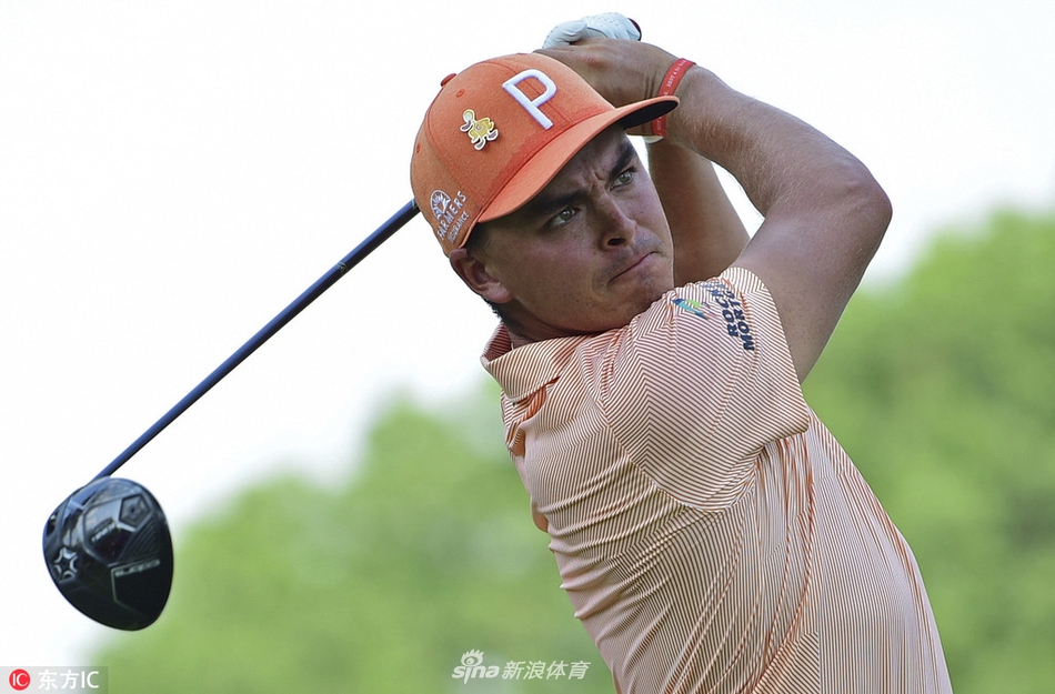 夕阳西下,火石球场的景观树下,托马斯独自一人背着球包走向下一个洞,身影被拉长,意境深远,象征着一段征程的结束与另一段的开始。