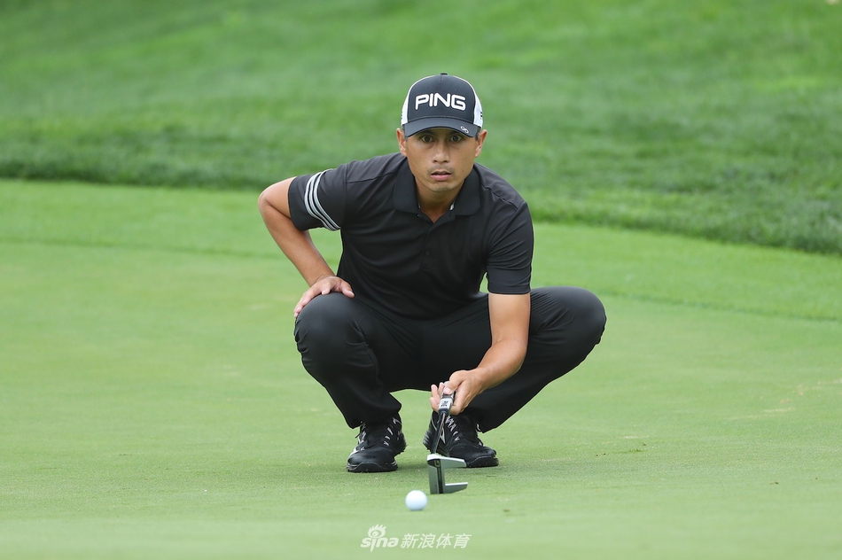 凯文-李凝视果岭线，手指轻抚草叶感受风速与坡度