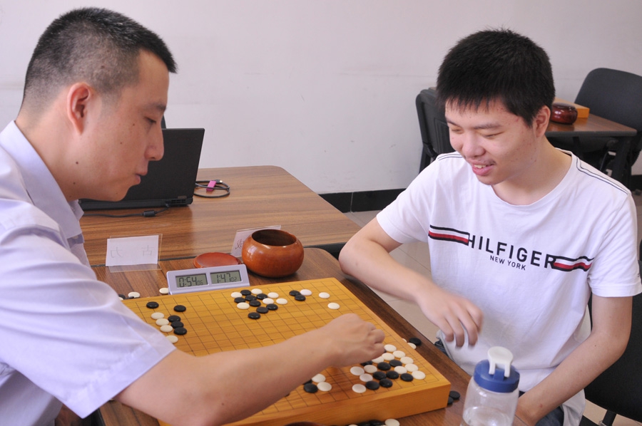 围棋名人战在北京中国棋院再战一局,古力九段与李钦诚九段争夺最后1张