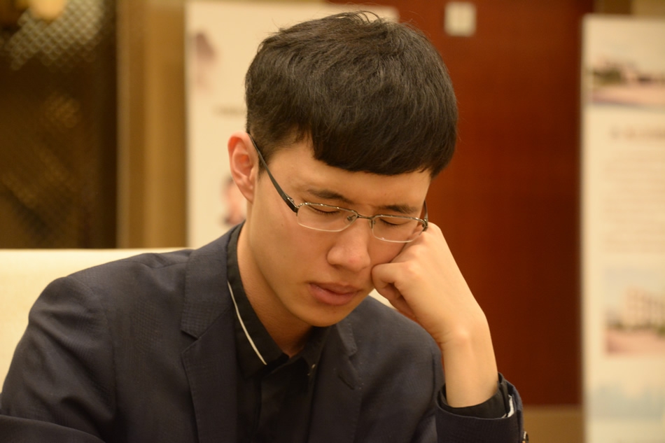 高清-王中王连笑输棋表情痛苦