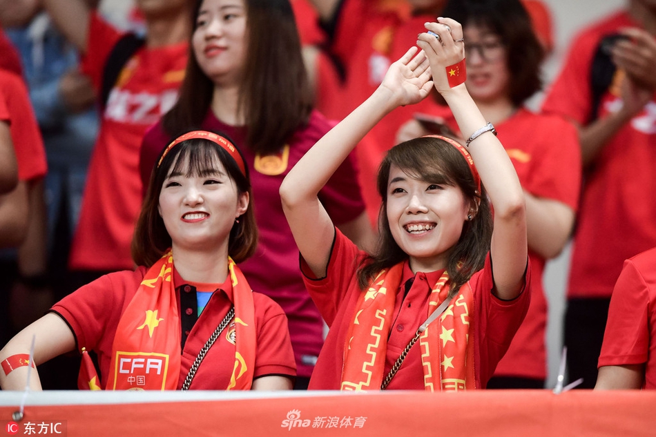 国足热身赛美女球迷看台抢镜