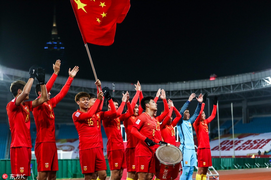 常州奥体中心寒意虽浓，但队长何超挥动鼓槌奋力击鼓，他与队友们绕场欢呼，用最热血的方式将胜利的喜悦分享给看台上每一面挥舞的五星红旗。