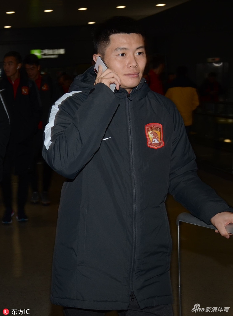 在虹口的夕阳余晖下，广州恒大的将帅们神情坚毅地踏上球场，队长郑智的身影格外稳健，仿佛一座灯塔指引着球队前进的方向。