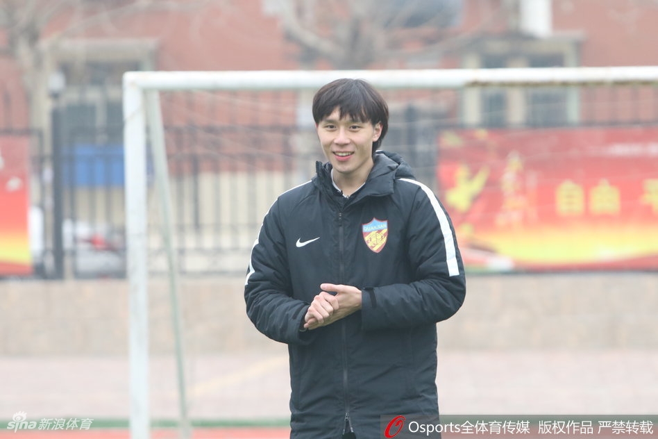 张修维参加校园足球活动