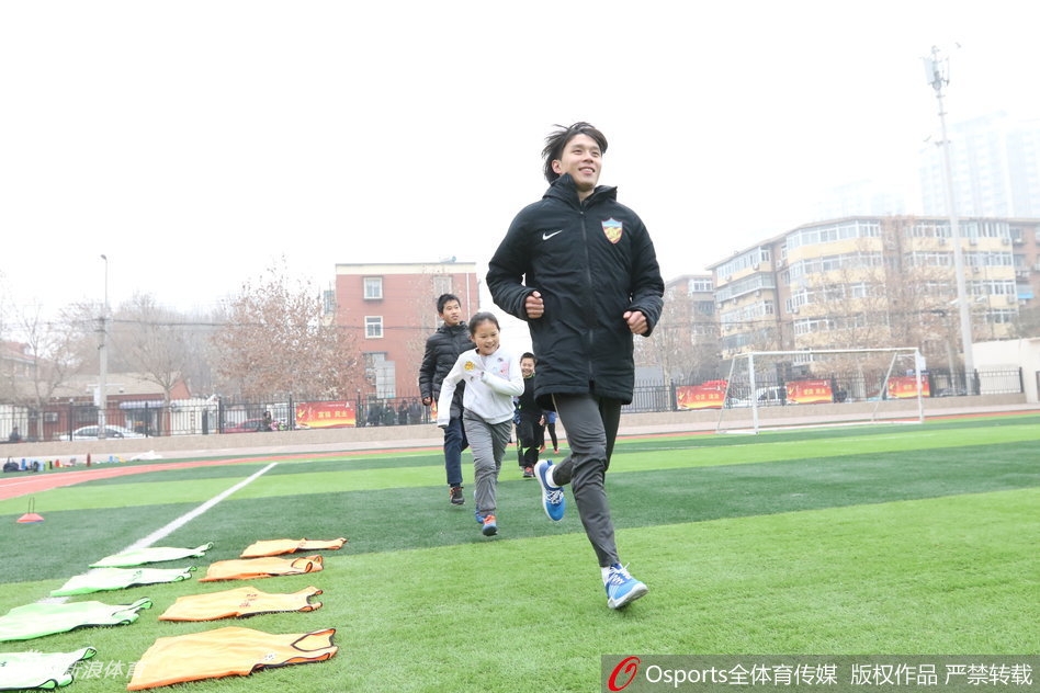 张修维参加校园足球活动