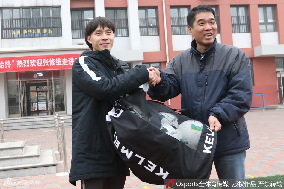 张修维参加校园足球活动