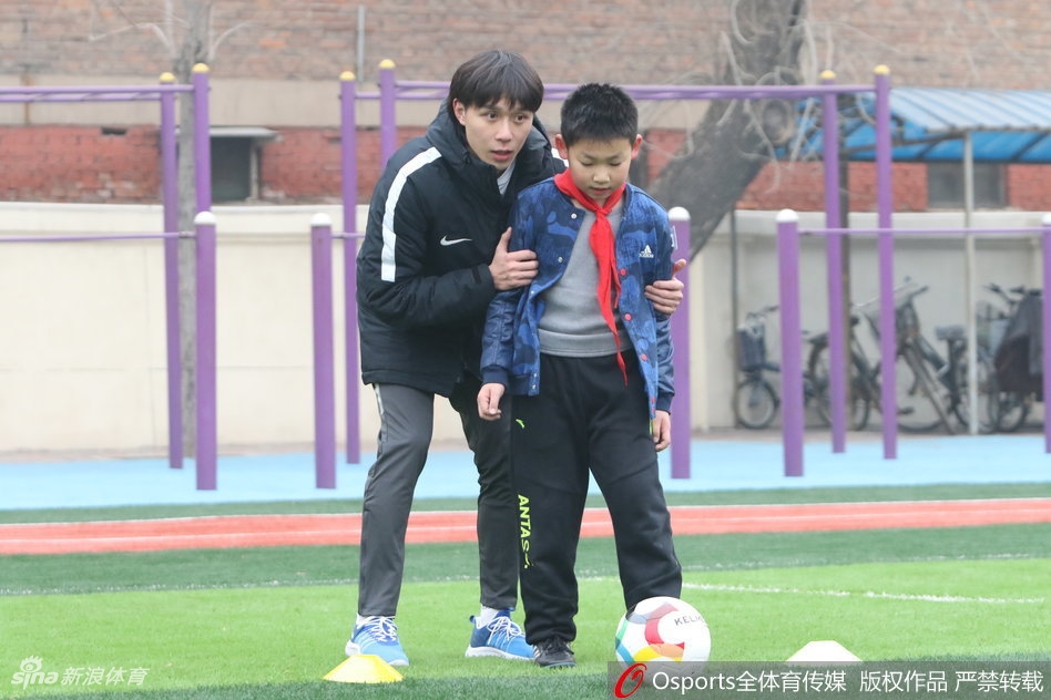 张修维参加校园足球活动