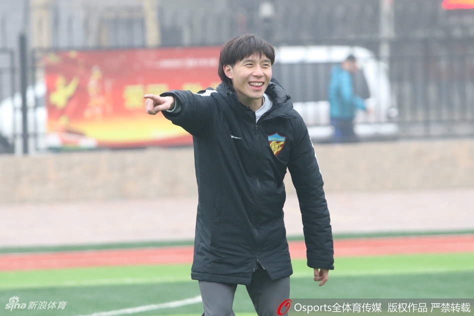 张修维参加校园足球活动