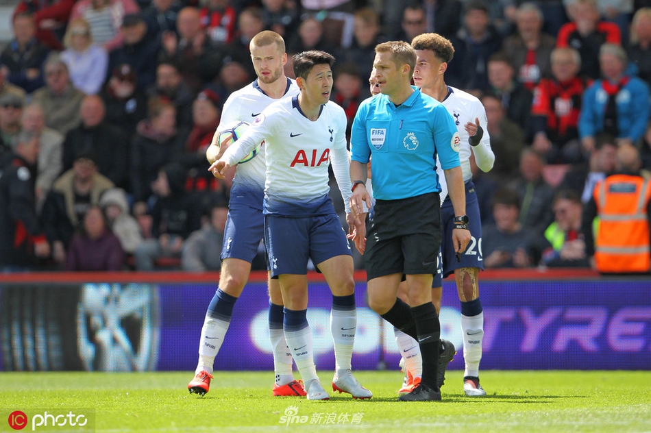 福伊特失落地蹲在草皮上，队友们或叉腰或扭头，无法直视这戏剧性的一幕，远处的伯恩茅斯球员正在庆祝这次成功的战术犯规。