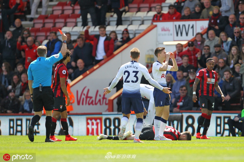 阿里在禁区外拔脚怒射，皮球如出膛炮弹直奔死角，伯恩茅斯门将博鲁茨飞身侧扑，指尖堪堪碰到皮球，将其拒之门外，全场爆发出惊呼。