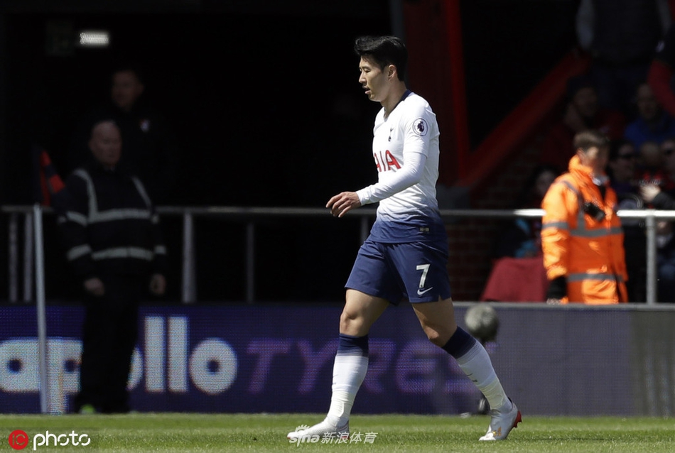 埃里克森在三人包夹中奋力伸出长腿抢球，身体完全失去平衡却依然死死护住球权，草屑飞溅，铁血氛围扑面而来。