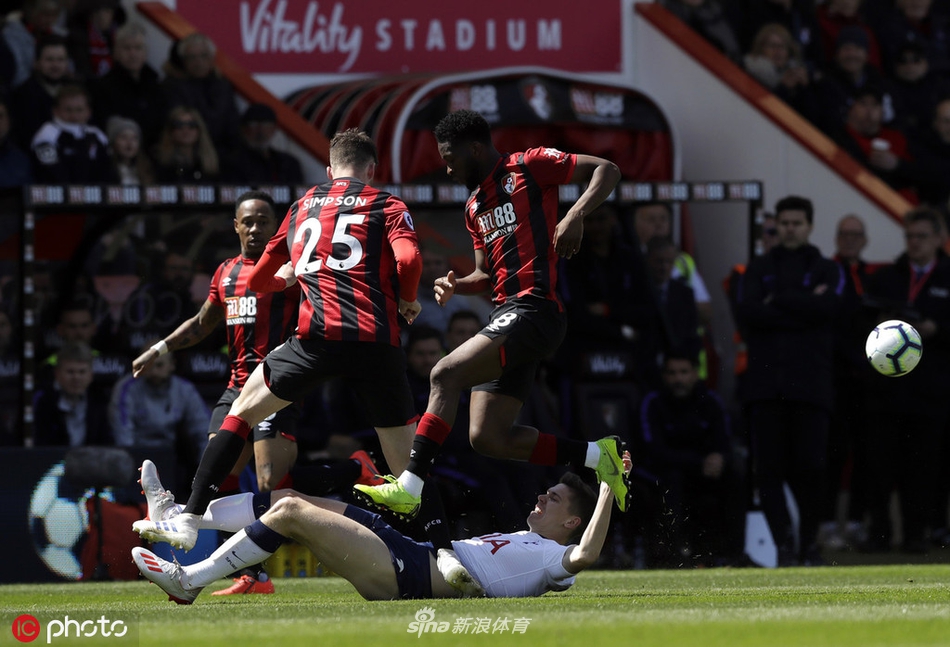 当值主裁果断出示红牌，孙兴慜瞬间双手抱头，难以置信地望着眼前这张冰冷的红牌，身后的伯恩茅斯球员则纷纷举手示意，球场气氛骤然凝固。