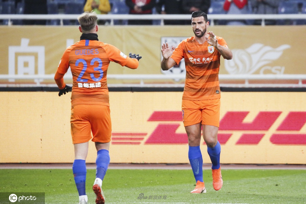 维金斯被逼防到底角&顶倒东契奇但裁判没吹 直接中投命中！