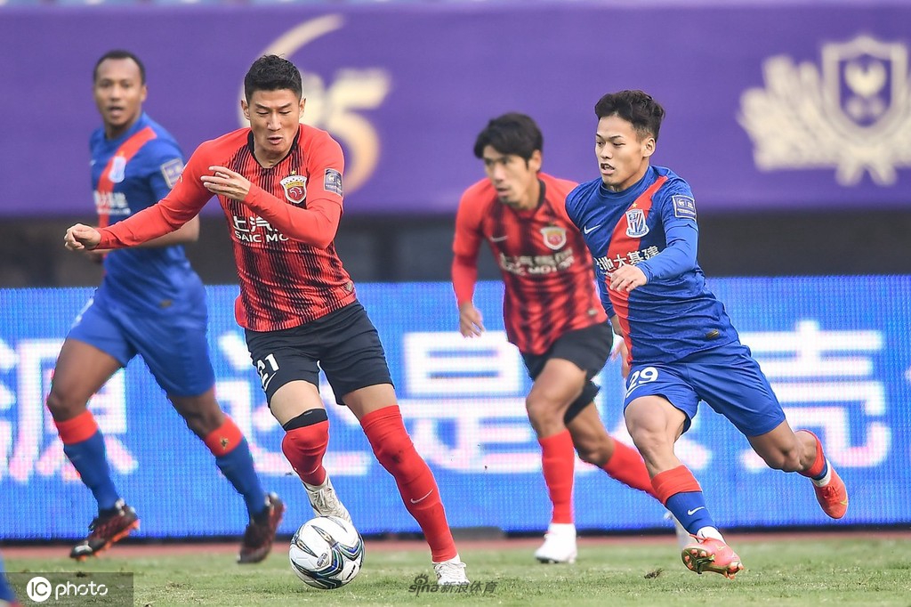 海港队球员吕文君在禁区内高高跃起头球破门瞬间，申花防守球员望球兴叹，整个球场仿佛都凝固在这一刻