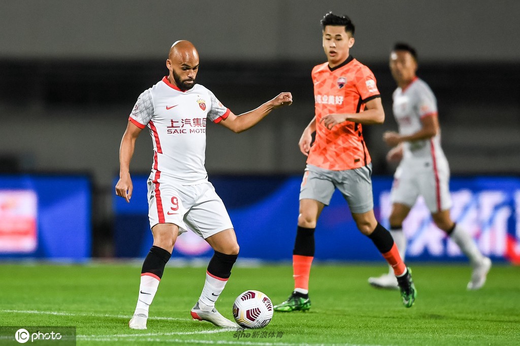 中足联携携于大宝、英超俱乐部讲师，参观中国足球训练基地