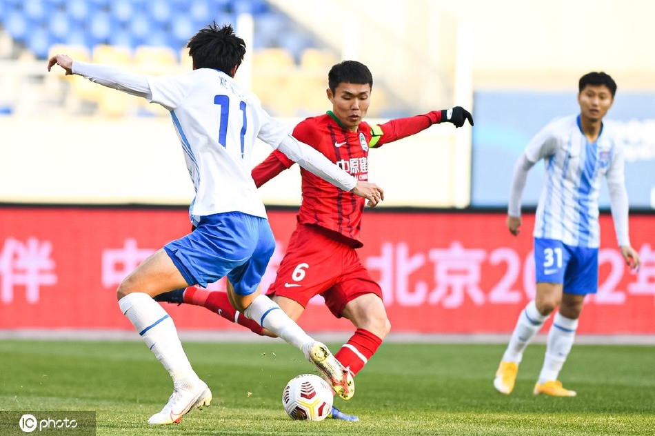 寒风中，天津津门虎与河南嵩山龙门的球员在绿茵场上激烈拼抢，空气中弥漫着保级大战的紧张与凝重。