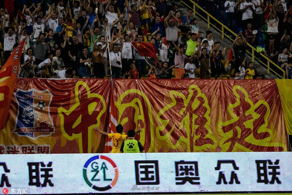 袁甲评艾堃：蓉城第一球那个冒哨，和当年吹费莱尼那球如出一辙