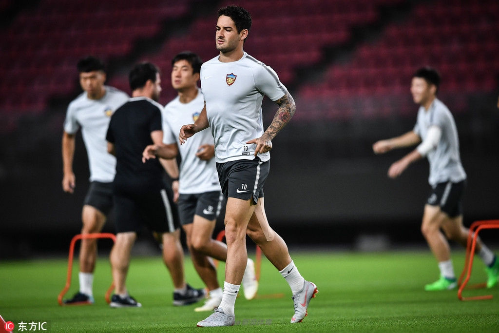 在茨城县鹿岛足球场的绿茵映衬下，天津权健队将士们神情自若，队长张鹭面带浅笑与队友轻松交谈，孙可的眼中闪烁着对比赛的渴望，连素以铁面示人的权敬原也舒展眉头，全队沉浸在一片从容的备战氛围中。