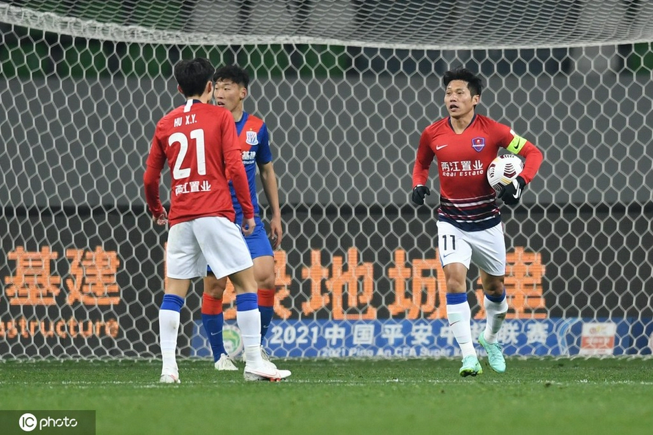 申花队球员于汉超在破门得分后握拳怒吼,与身旁跑来的队友吴曦激情庆祝,脸上洋溢着胜利的喜悦。