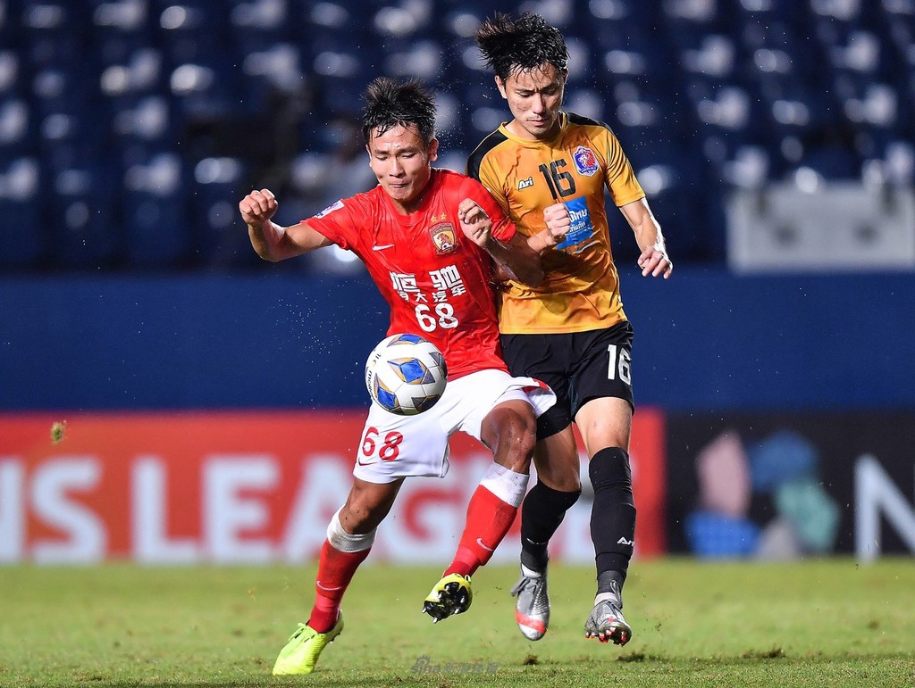 狠人！福登庆祝时“裸绞”谢尔基