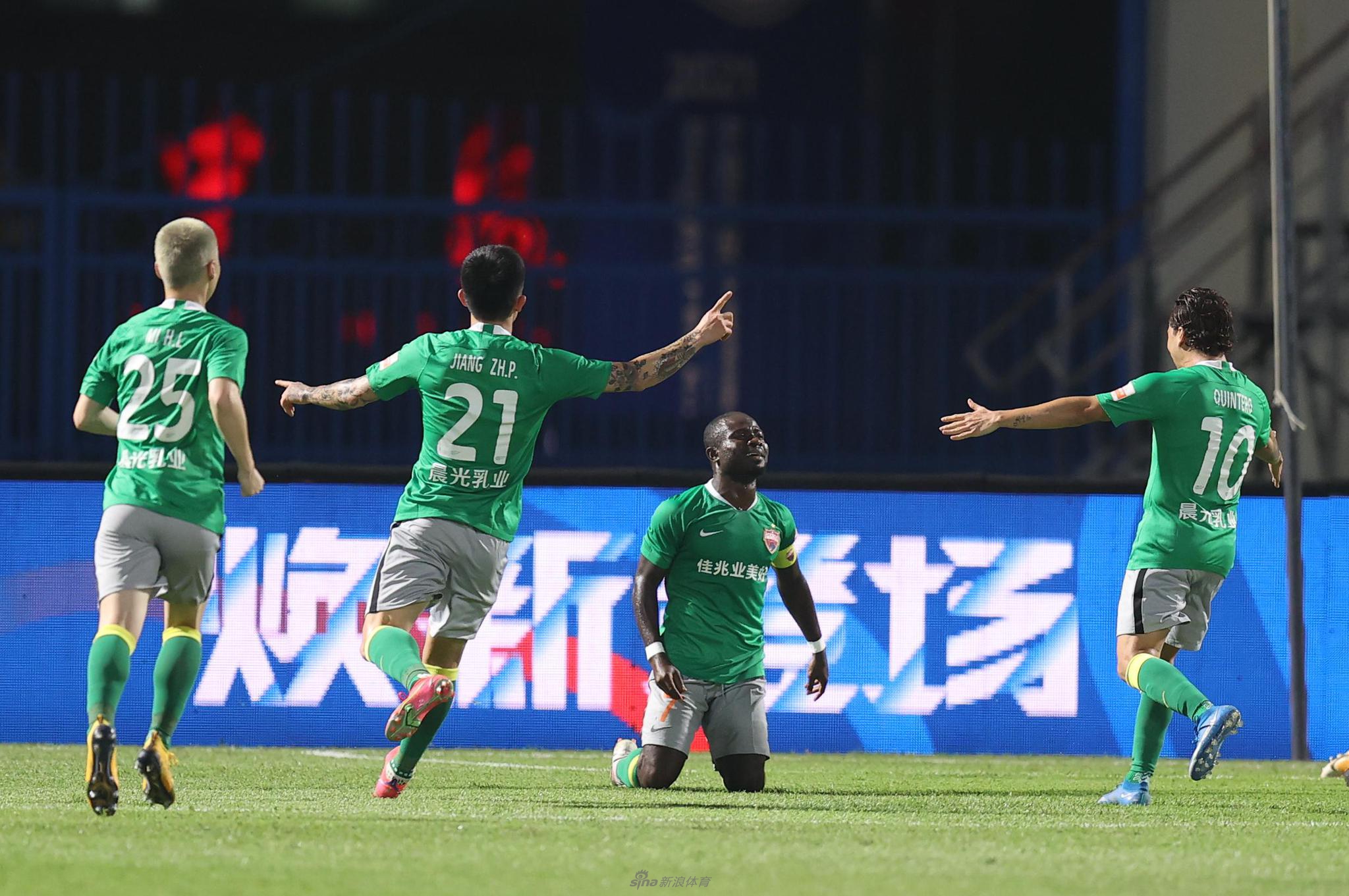 深足新核金特罗在花都体育场的雨夜中，用一记精准的直塞撕破河南队整条防线，转身目送皮球运行轨迹的瞬间，眼中闪烁着 maestro 的光芒。