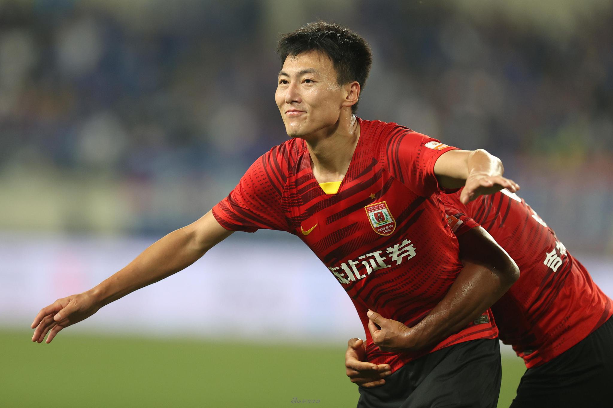 昆山雨夜中，申花外援莫雷诺痛苦倒地，门将石笑天出击瞬间拳头擦过他头顶，主裁判定犯规无效，这一充满争议的判罚瞬间点燃了全场火药桶。