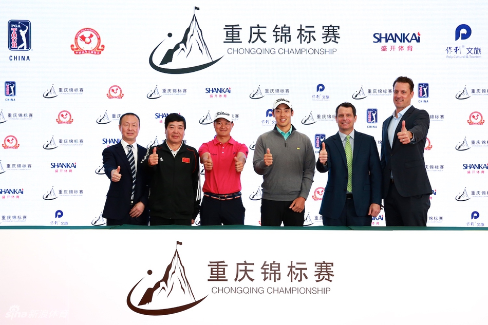 赛事工作人员与嘉宾共同展示赛前秀,宣告一场高尔夫盛筵的启幕