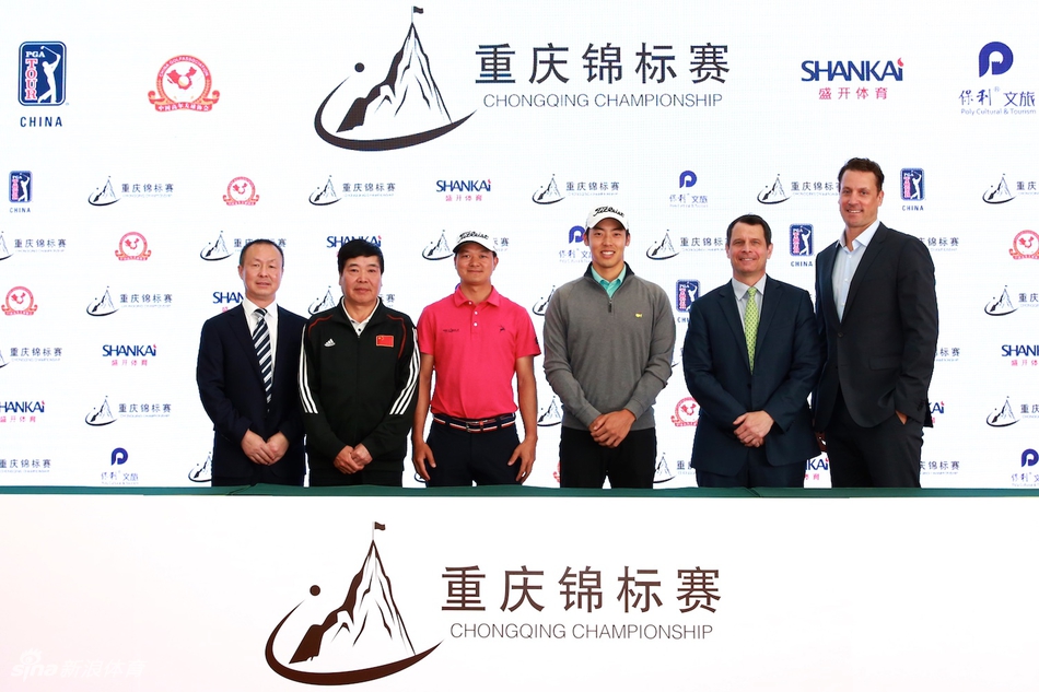 球员们在练习果岭上细致推敲,为应对赛场极具挑战的果岭做准备