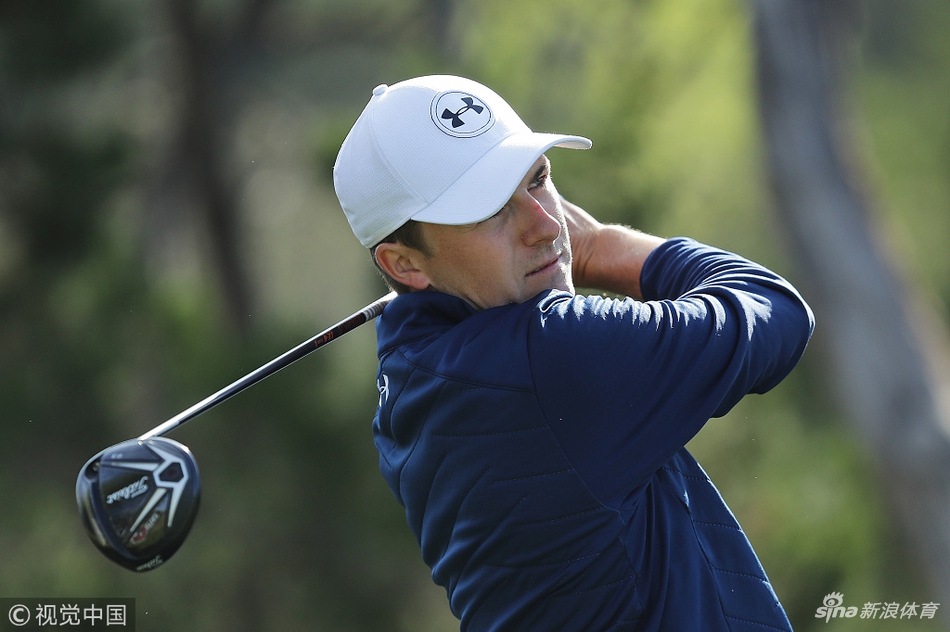 李昊桐在长草中审视球位，准备执行一次至关重要的救球，神情专注而坚定。