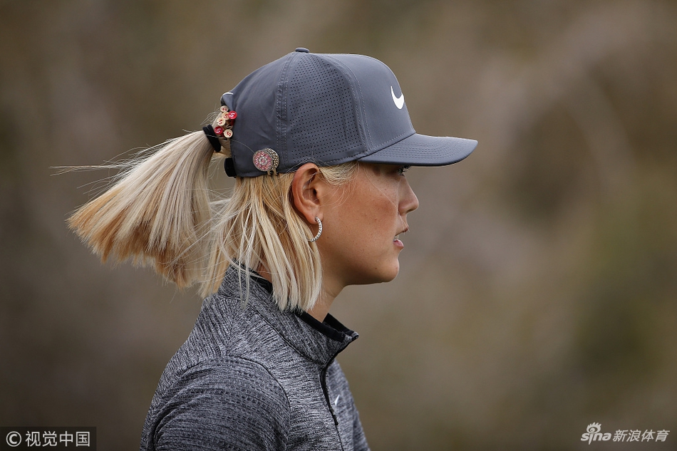 法国球员凯瑞恩-尹切尔在果岭边沉稳推杆,表情冷静专注,展现了她对比赛局面的强大控制力。