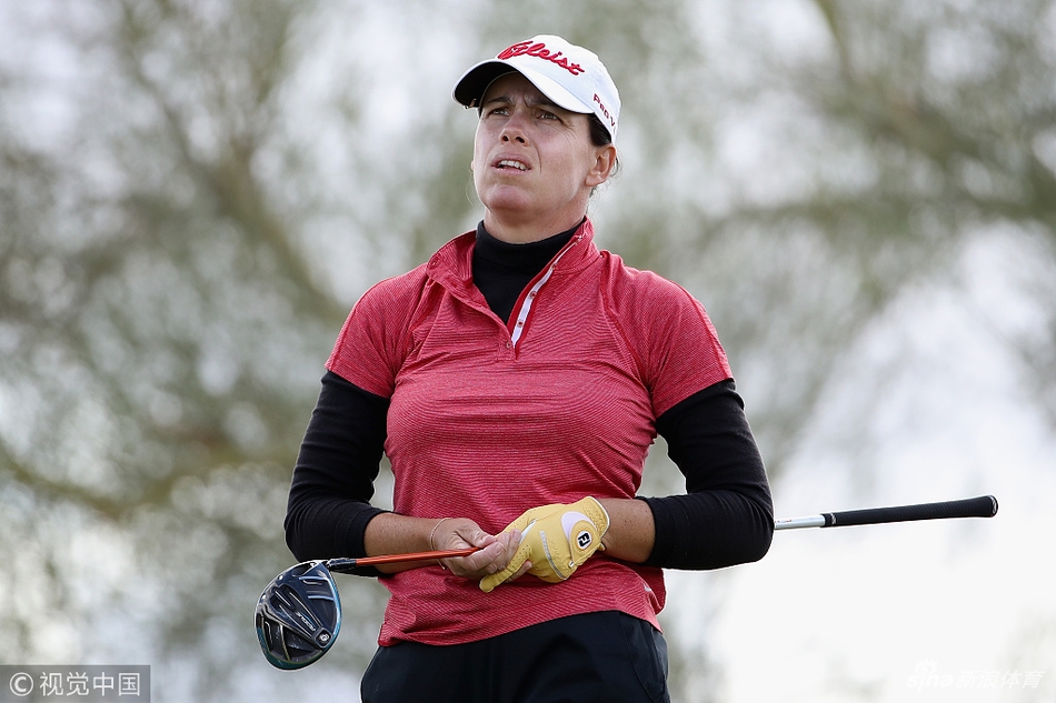 魏圣美在开球后眺望球落点方向,背景是亚利桑那州开阔的天空与球场,画面充满动感。